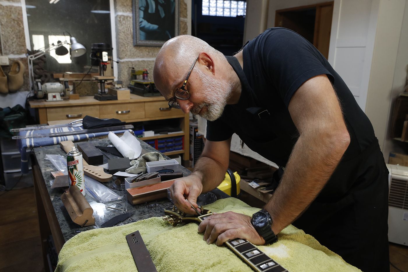 Jean Marc Van Loo fabrica y repara guitarras y bajos eléctricos. Ricardo Grobas.jpg