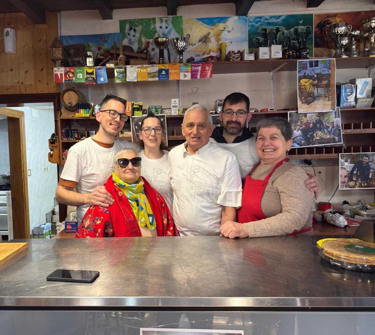 Suso Alvela y Lourdes Castro, con sus hijos y la abuela, fundadora junto con su marido de la Taberna do Mosqueiro