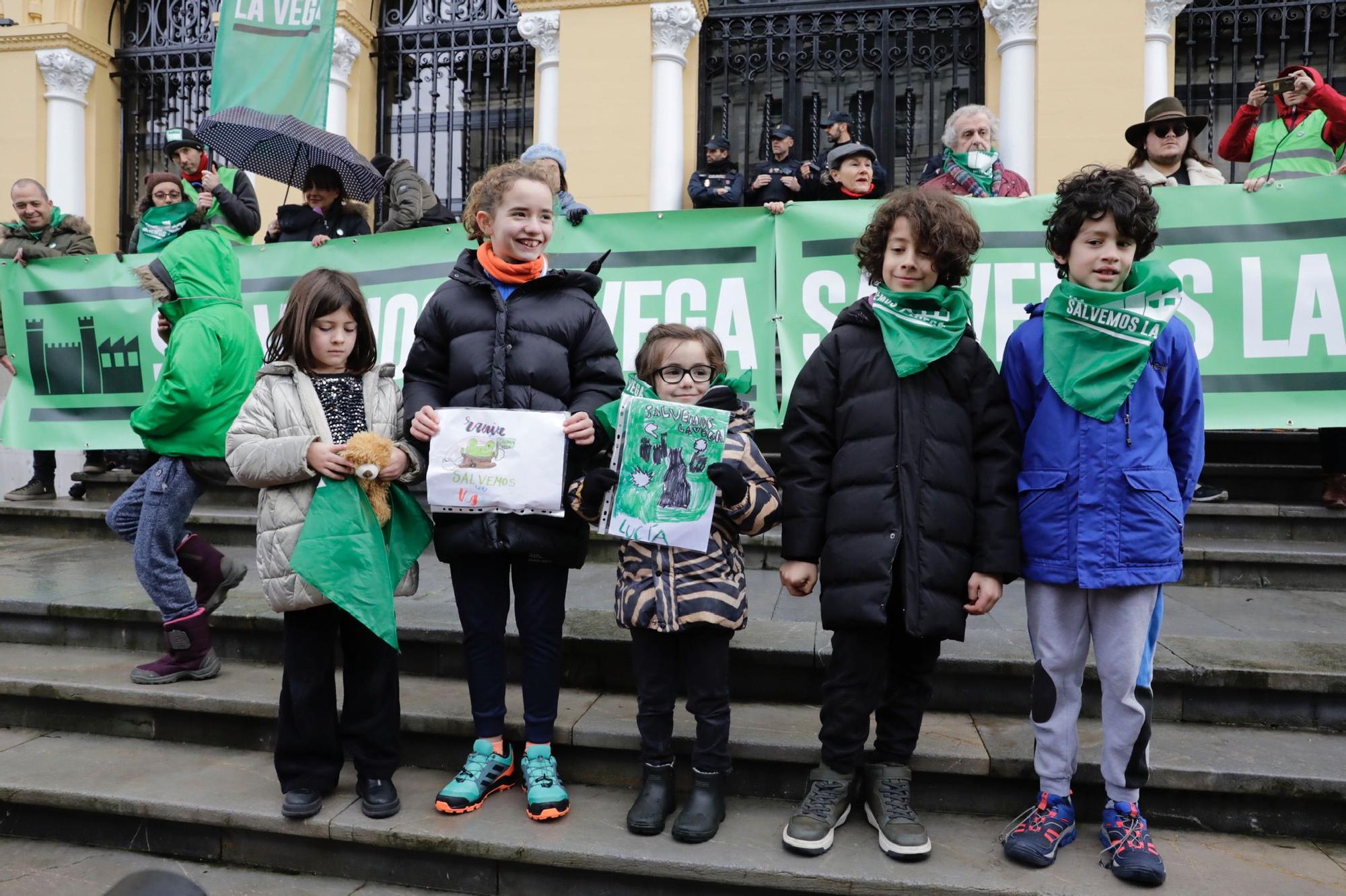 "La Vega no se vende, La Vega se defiende": así fue la concentración de Salvemos La Vega en Oviedo