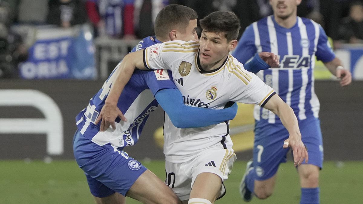 Fran García agarrado por un defensor rival