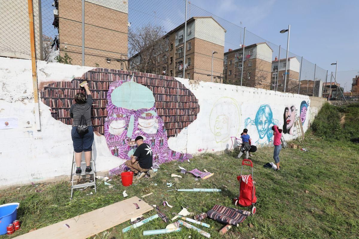 Comienzan a pintar el mural feminista en Torrero