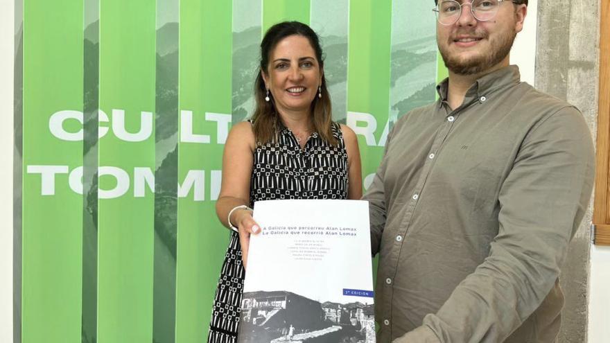 Mauro Portela dona a la biblioteca tomiñesa una obra de investigación