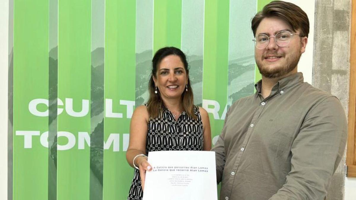 Mauro Portela con la alcaldesa de Tomiño, Sandra González.
