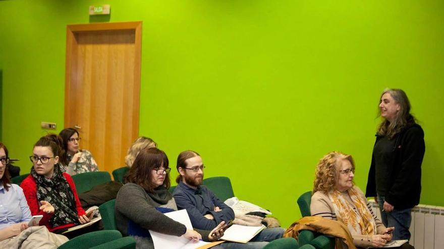 Ana Rey, a la derecha, durante el taller que impartió a profesores en Pola de Laviana.