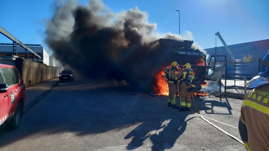 Crema un camió en una empresa de Vilamalla