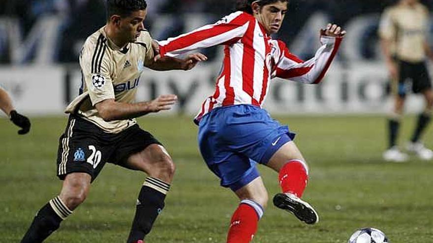 El jugador del Olympique de Marsella de Francia Hatem Ben Arfa disputa el balón con Ever Banega