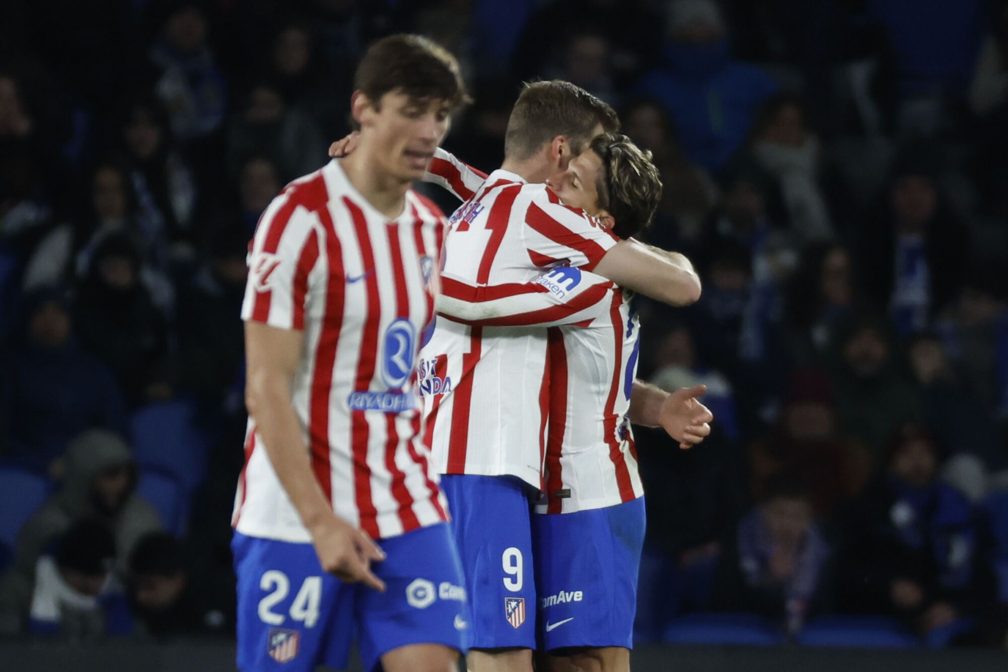 GRAF3374. SAN SEBASTIÁN, 04/01/2026.- Los jugadores del Atlético de Madrid celebran su primer gol durante el partido de LaLiga que Real Sociedad y Atlético de Madrid disputan este domingo en el estadio de Anoeta. EFE/Juan Herrero