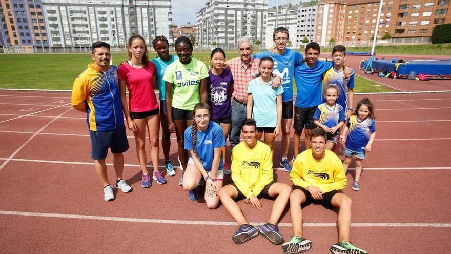 Marcelo Campanal, con algunos de los jóvenes deportistas del Avilés Atletismo.