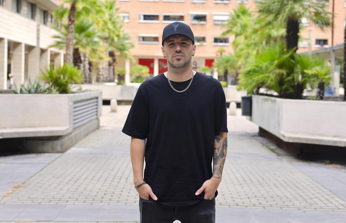 El Momo posa para la entrevista