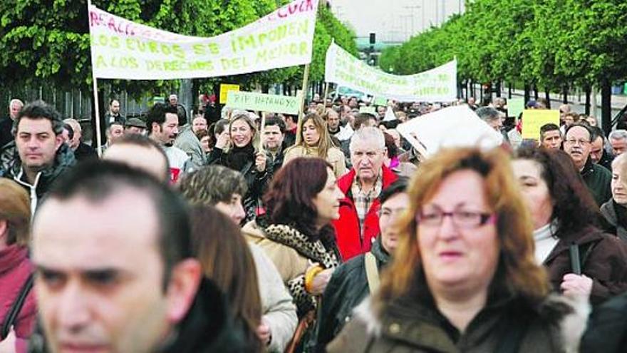 Manifestantes contra la construcción del futuro albergue, ayer, a su paso por la avenida de Juan Carlos I.