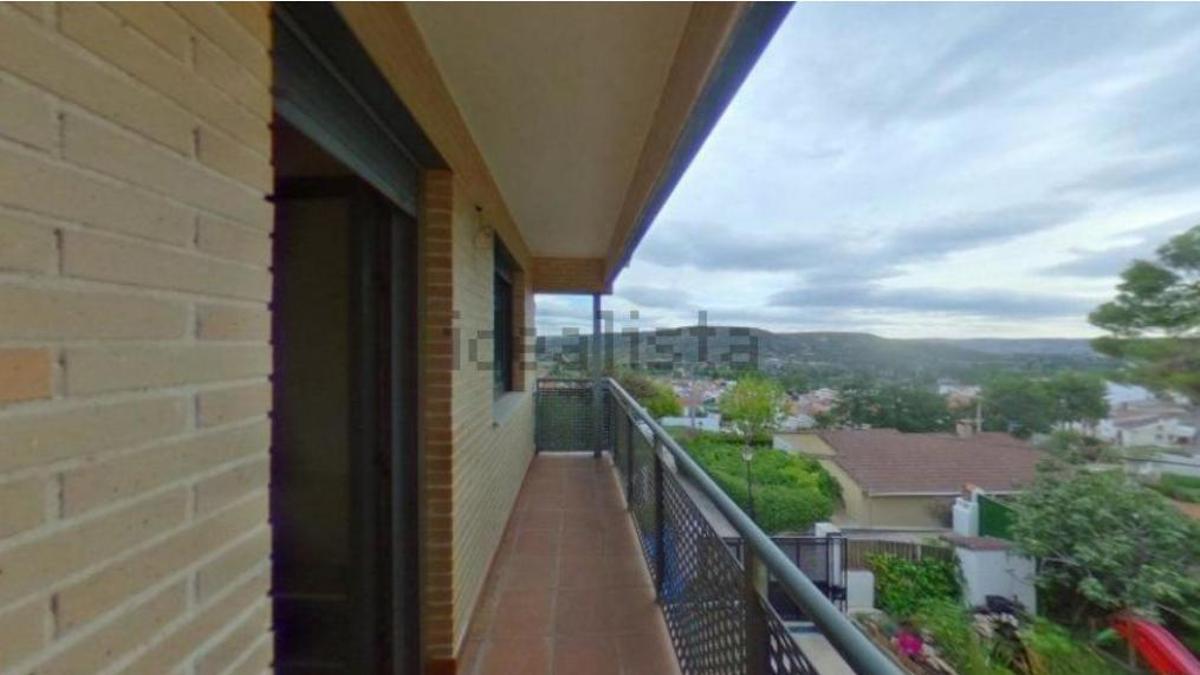 El chalet que se vende a un bajo precio en Orusco de Tajuña tiene un balcón-terraza