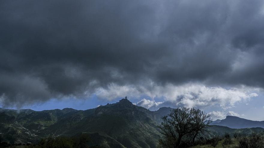La DANA deja lluvia en Valleseco y niebla en Tejeda
