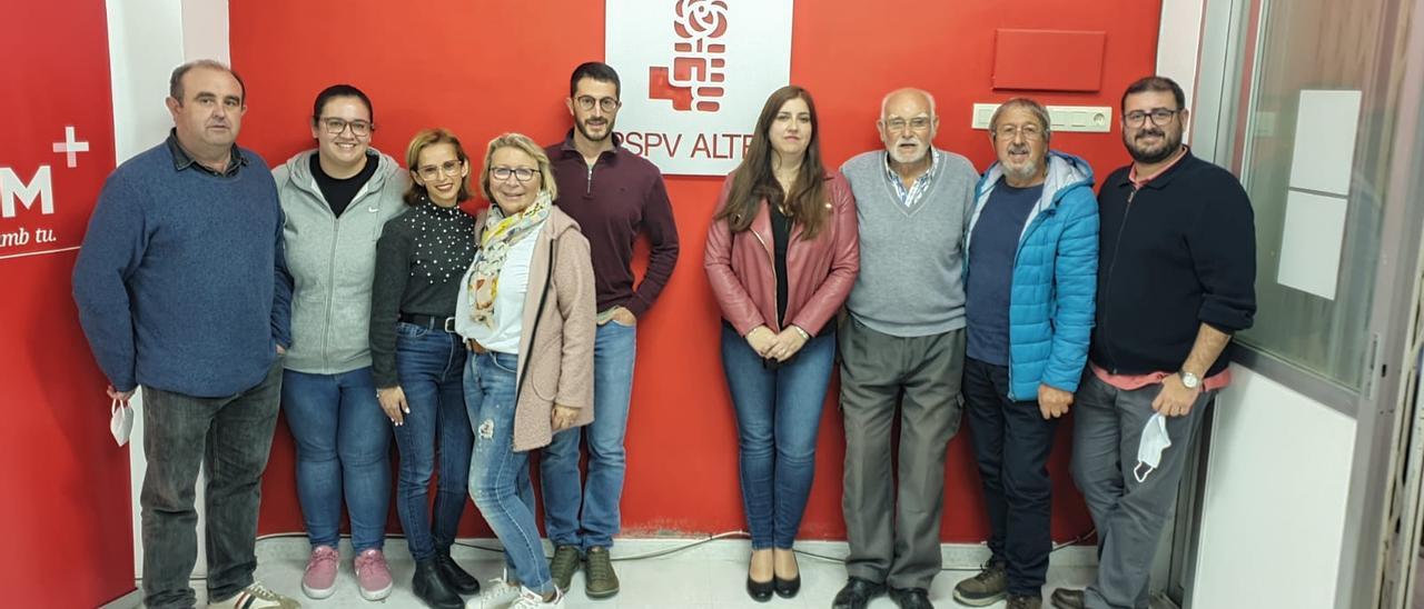 la nueva ejecutiva del PSPV-PSOE de Altea, que encabeza Anna Lanuza, cuarta por la derecha.