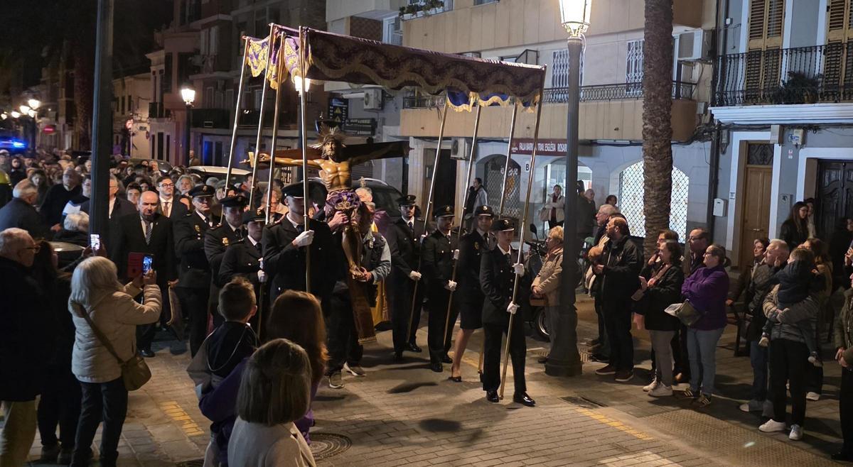 El Cristo de los Afligidos desfila ante los fieles del Canyamelar