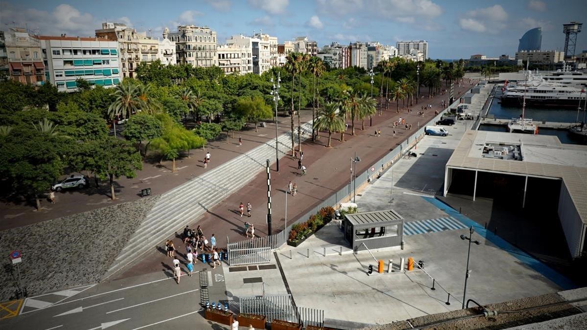 El paseo de Joan de Borbó, sin vendedores ambulantes, este lunes por la mañana