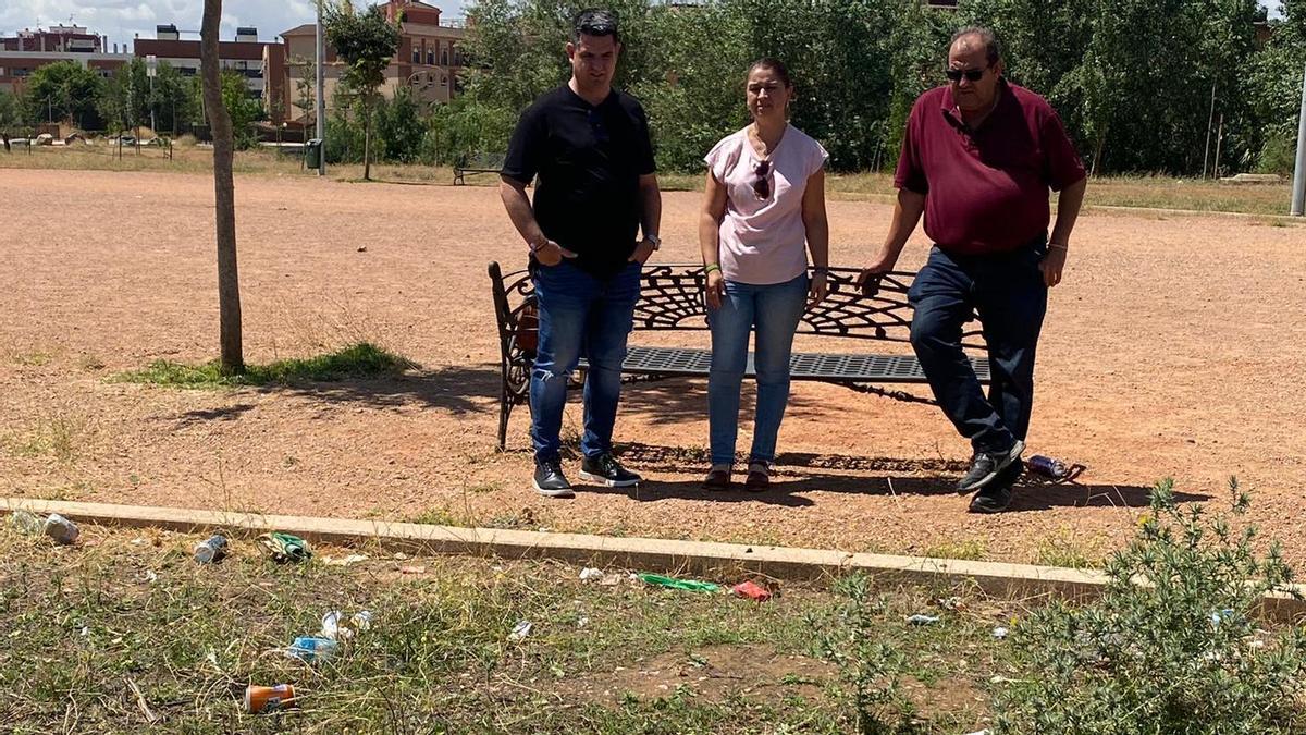 Pedro García, Irene Ruiz y Francisco Bellido, durante la visita al parque de Levante.