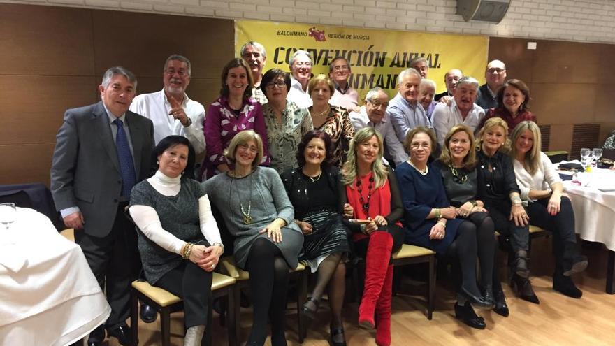 Jugadores y sus parejas, durante la cena en el Murcia Club de Tenis.