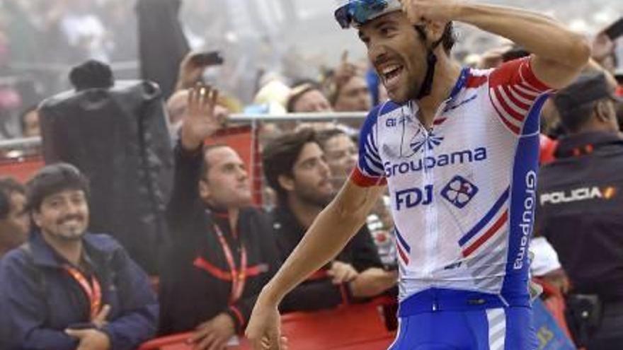 Thibaut Pinot (GroupamaFDJ) celebra su entrada en la meta, ayer.