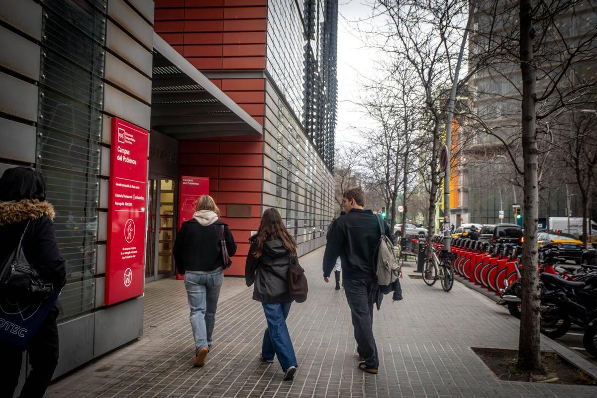 Ambiente estudiantil en las calles del 22@, donde ya operan más de veinte centros universitarios y de másters