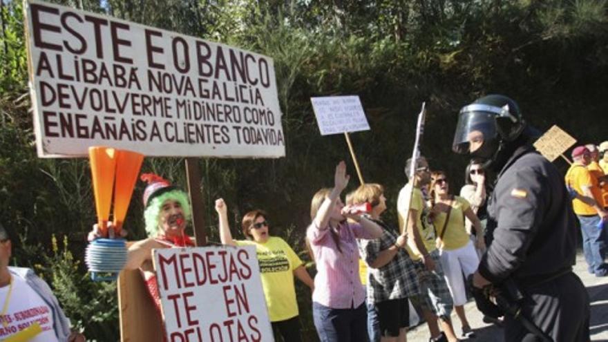 Los afectados por las preferentes en Galicia protestan en el acto de Rajoy