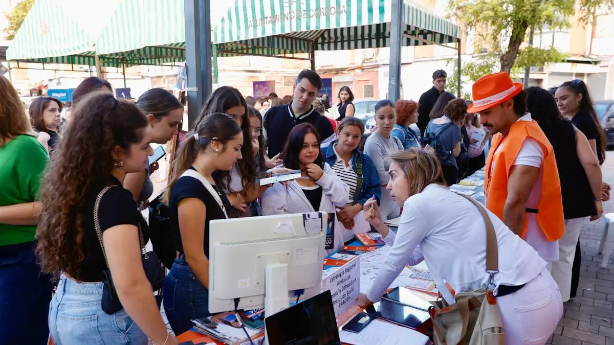 Masiva presencia de jóvenes en la 1ª Feria del Empleo del distrito Sur