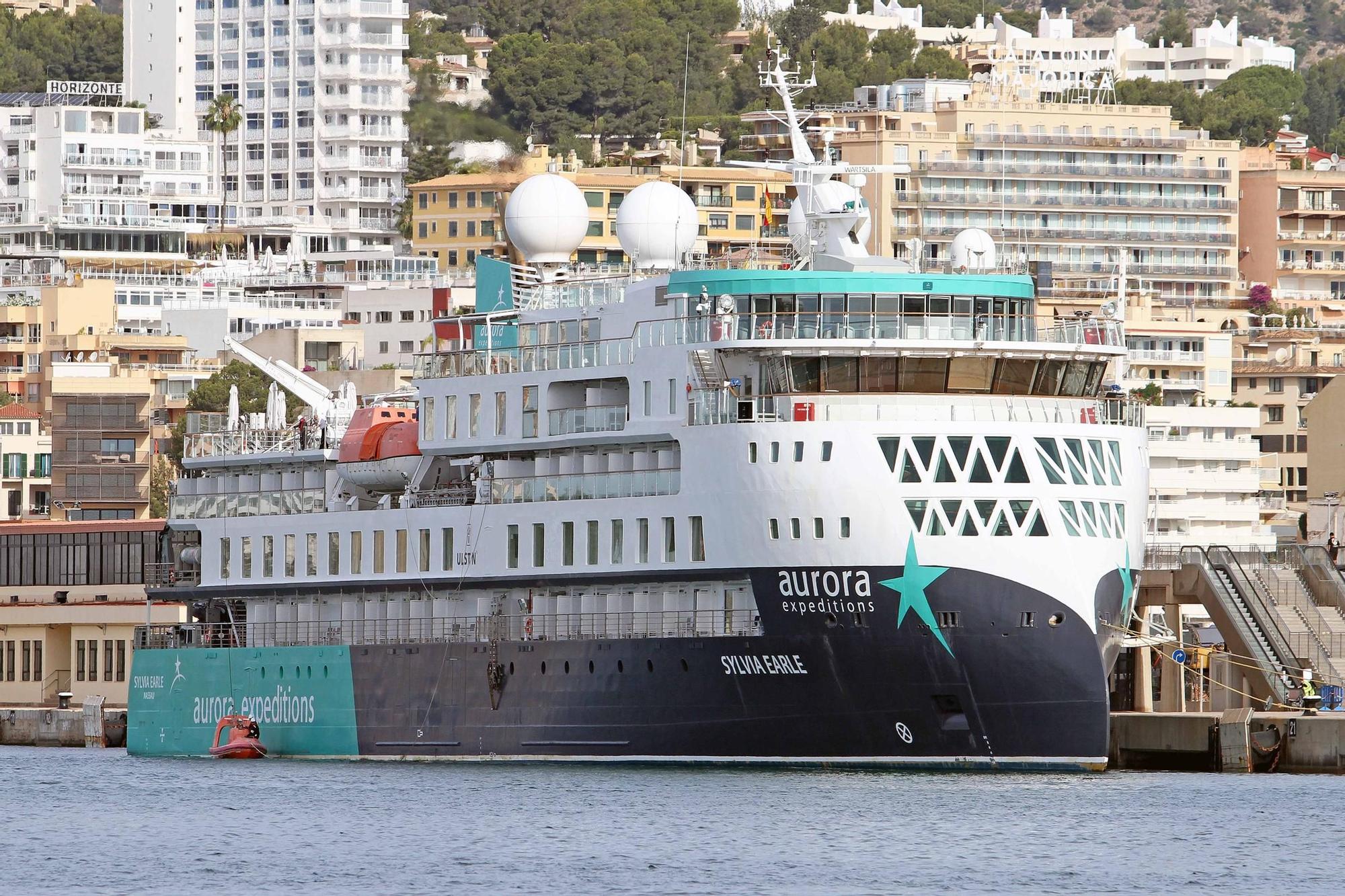 El Silvia Earle atracado en los muelles de Poniente.