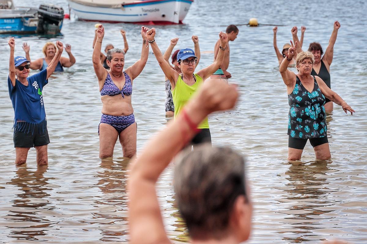 Los mayores van a la playa de Las Teresitas con Santa Cruz Vital