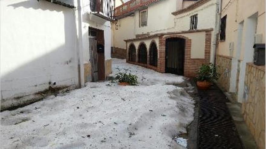 El granizo cubrió las calles de Gaibiel, en la comarca del Alto Palancia.