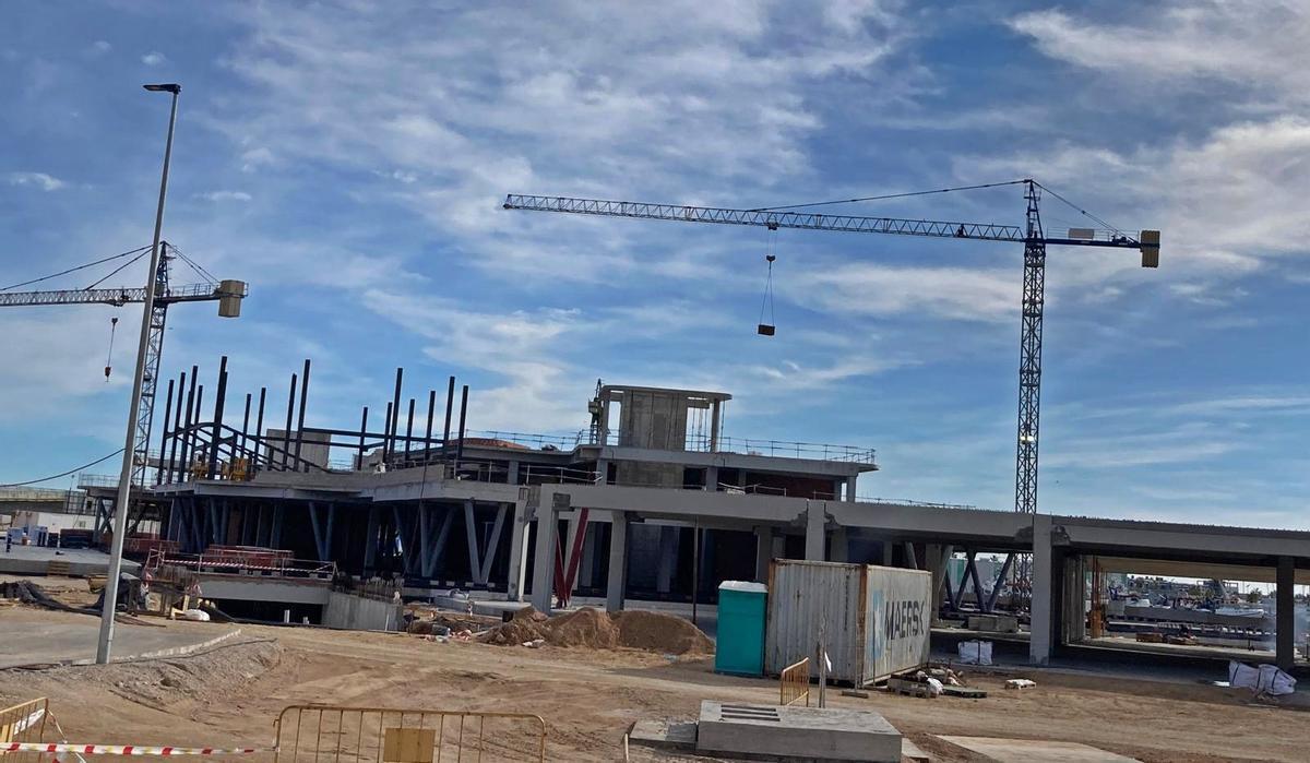 Aspecto de las obras del nuevo centro de ocio. A la izquierda, la estructura de dos de la salas de cine