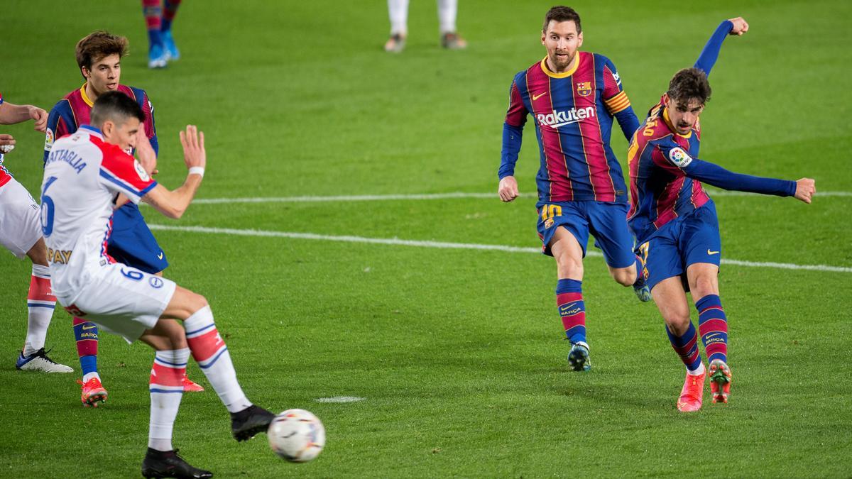 Trincâo dispara a la portería del Alavés y marca el primer gol del Barça.