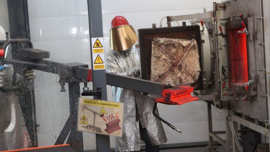Laboratorio del centro de I+D de carril de ArcelorMittal en Avilés. | ÁNGEL GONZÁLEZ