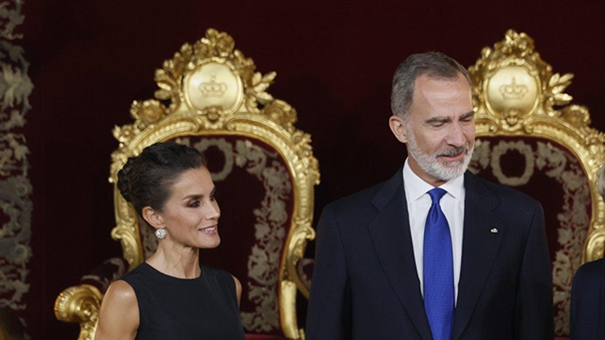 La reina Letizia y el rey Felipe VI en el Palacio Real en la cena de la cumbre de la OTAN