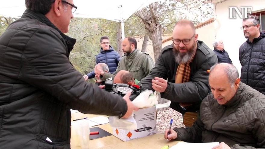 Reparto de pólvora para el Alardo de las fiestas de Alcoy