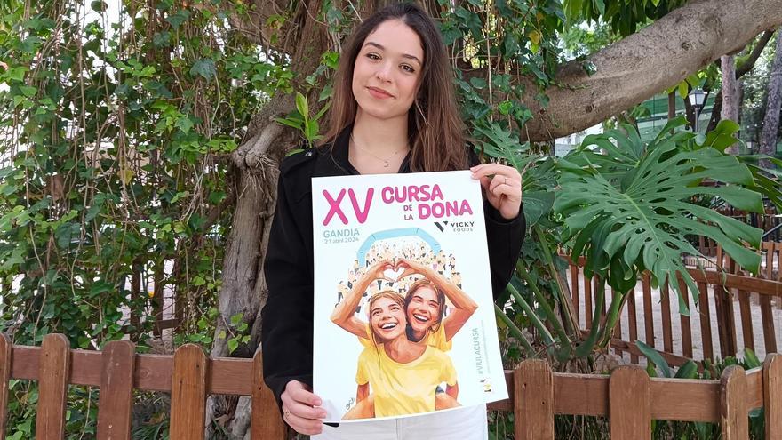 La autora posa con el cartel oficial de la XV Cursa de la Dona Vicky Foods de Gandia