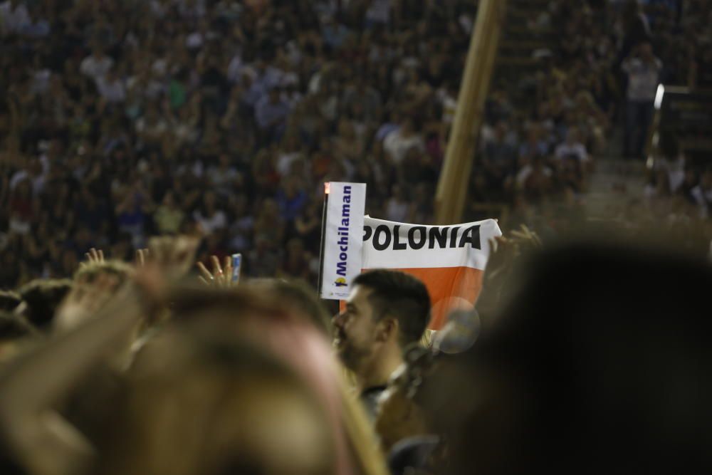 Un momento del concierto  de Alborán en la Plaza de Toros de Alicante.