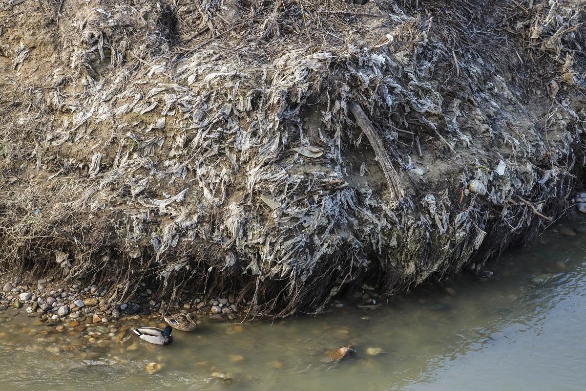 Detalle del islote en el Guadalquivir formado por sedimentos y toallitas higiénicas.