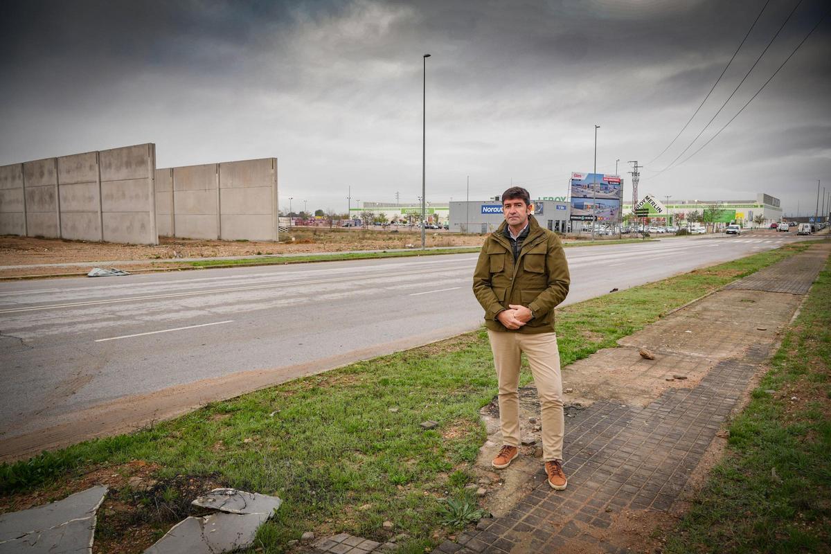 Carlos Mansilla, gerente de Gies, en la zona en la que comenzará a construir nuevas naves industriales en el polígono El Nevero de Badajoz.