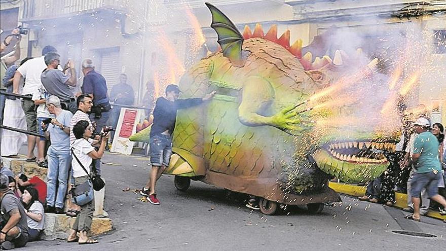 Cervera se traslada a sus orígenes con dragones y mercado