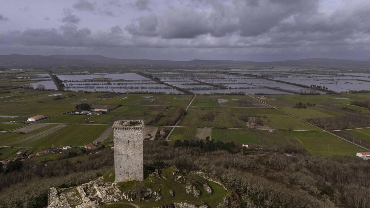 La torre de O Castelo da Pena con vistas a la inundada Lagoa de Antela este invierno.