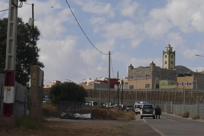 Decenas de migrantes entran en Melilla tras romper puerta de paso fronterizo