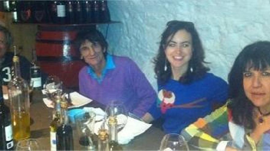 Ron Wood amb la seva dona al costat dinant al restaurant Casa Anita, acompanyat de la família Vehí-Mena.