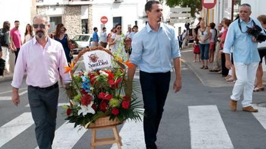 Altea ofrece sus flores a la Virgen