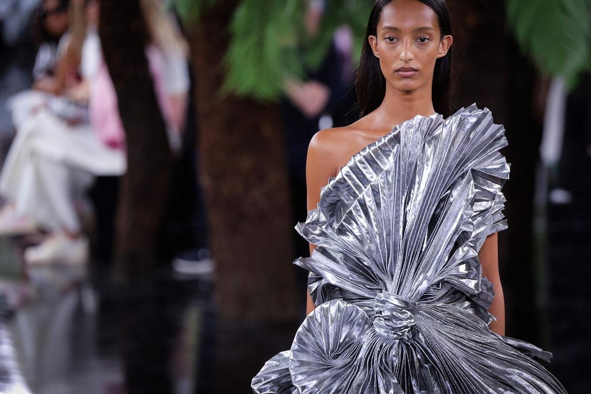 Un modelo de Christian Dior Women Haute Couture Fall/Winter 2026-2027 presentado en París.