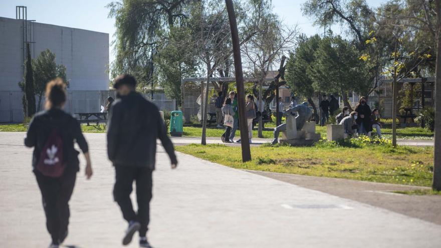 Alumnos en el campus cuando aún se requería mascarillas en exteriores.