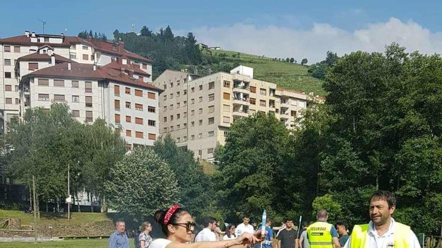 Aprendices, tirando voladores, ayer, en Cangas del Narcea.