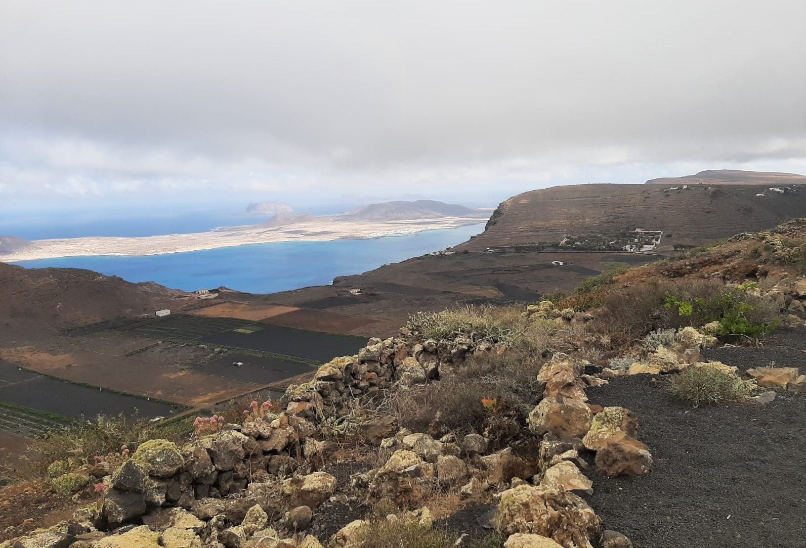 Vista de Famara y el Archipiélago Chinijo desde Montaña Gallo