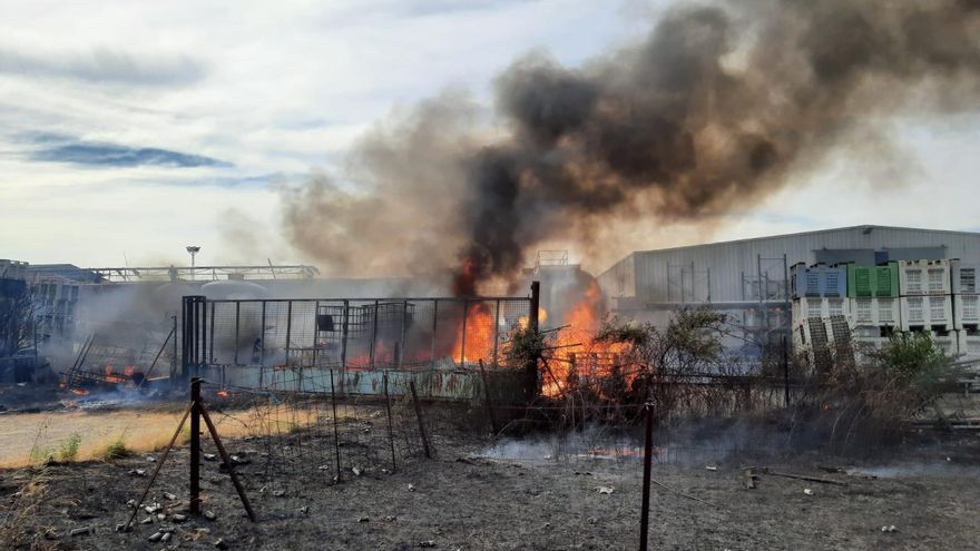 Un incendio de pastos afecta al perímetro e interior de la cooperativa Acenorca de Montehermoso