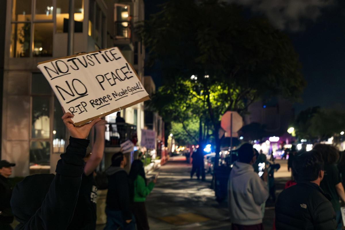 Protesta en San Diego tras la muerte de una mujer a manos de agentes del ICE en Minneapolis, en el estado de Minnesota, en Estados Unidos