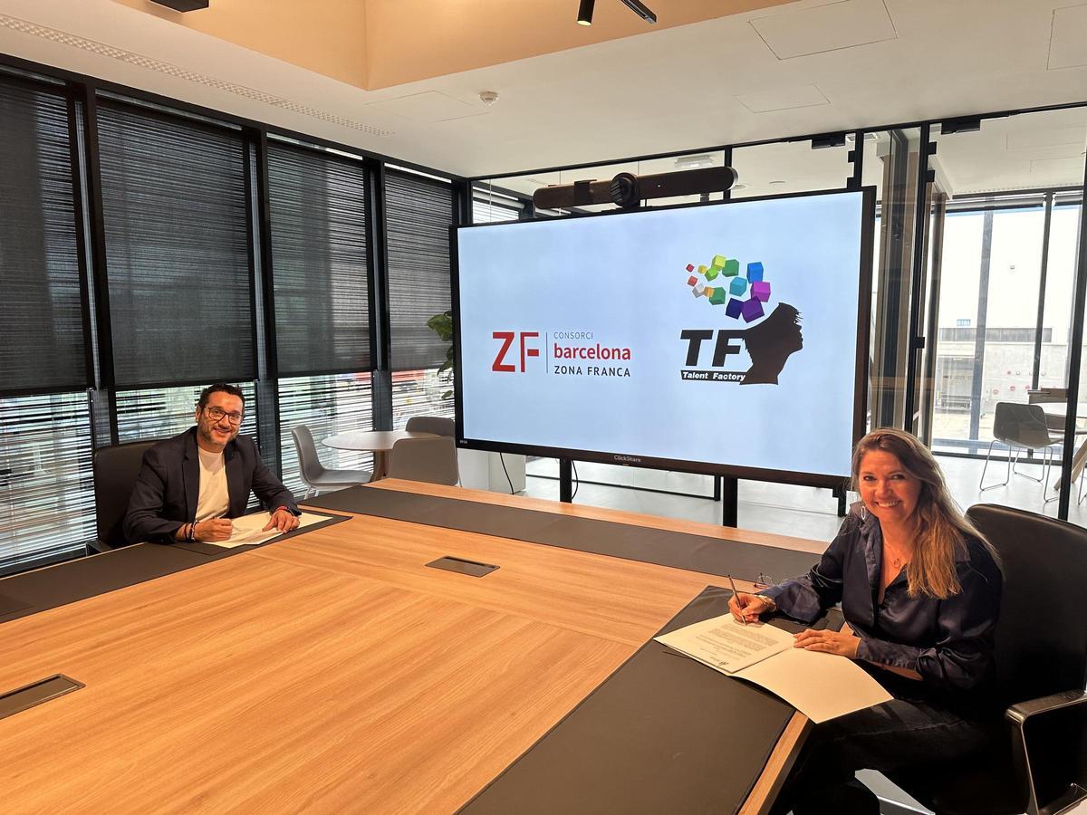 Acord signat en el DFactory Barcelona per la directora general del CZFB, Blanca Sorigué, i el director de Talent Factory, Juan Castilla.