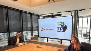 Acord signat en el DFactory Barcelona per la directora general del CZFB, Blanca Sorigué, i el director de Talent Factory, Juan Castilla.